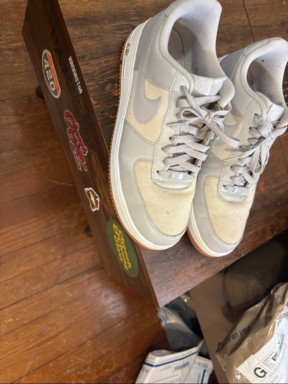 Nike Men’s Light Gray and Beige Low-Top Sneakers